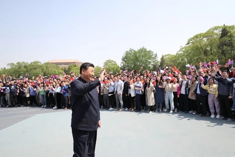 2021年4月19日，在清華大學(xué)建校110周年校慶日即將來(lái)臨之際，習(xí)近平來(lái)到清華大學(xué)考察。圖為習(xí)近平離開(kāi)學(xué)校時(shí)，同師生們揮手致意。新華社記者 鞠鵬 攝