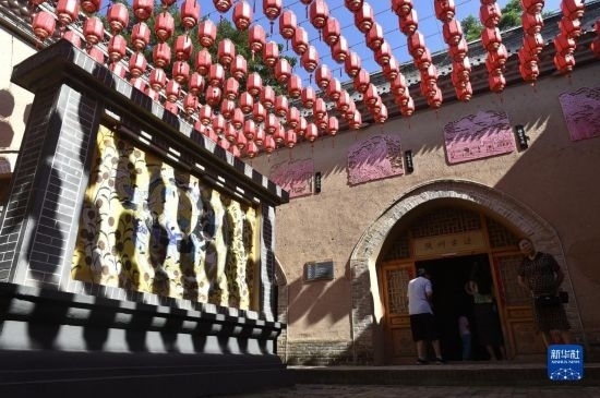 6月23日，游人在三門峽市陜州地坑院景區(qū)內(nèi)游覽。