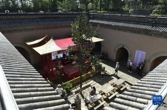 6月23日，游人在三門峽市陜州地坑院景區(qū)內(nèi)游覽。