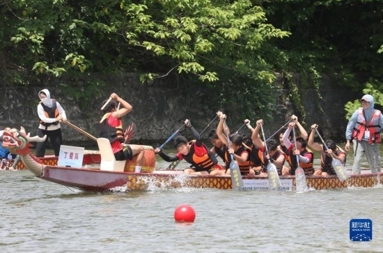 6月23日，在江蘇省宜興市舉行的龍舟競(jìng)渡賽中，參賽選手們奮力拼搏。