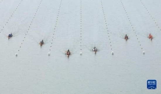 6月23日，在江蘇省泰州市水上運(yùn)動(dòng)訓(xùn)練基地，人們參加龍舟比賽（無人機(jī)照片）。