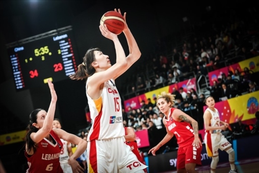 中國女籃隊員韓旭籃下進攻。圖片來源：國際籃聯(lián)