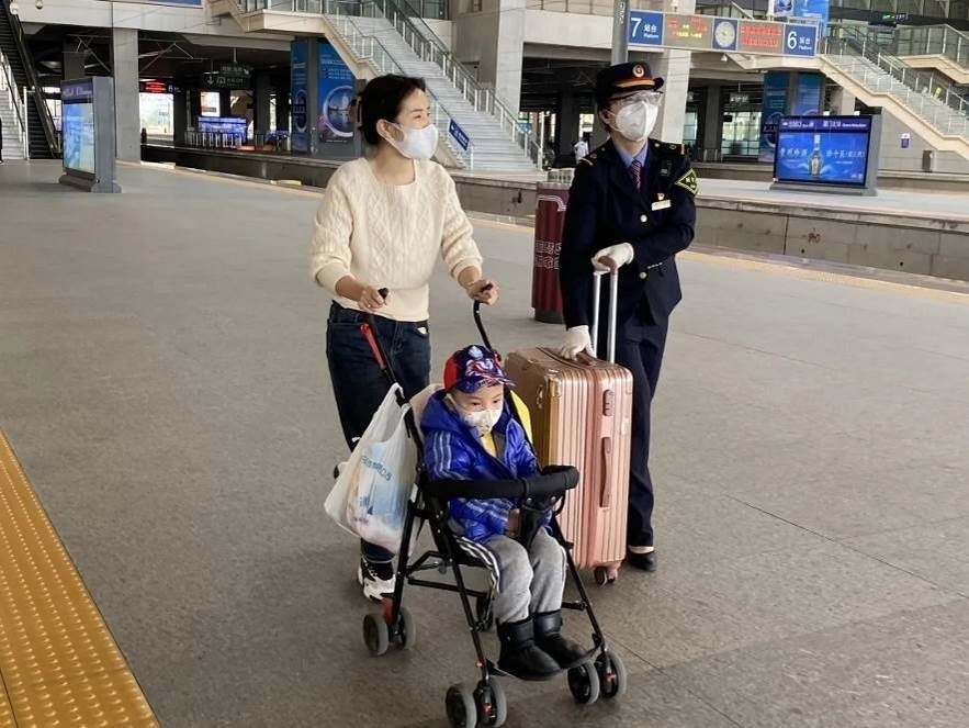 鄭海珠在站臺(tái)上引導(dǎo)旅客乘車。南昌鐵路供圖