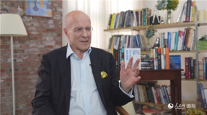 西蒙·溫切斯特接受人民網(wǎng)采訪(fǎng)。人民網(wǎng)記者 劉寧攝