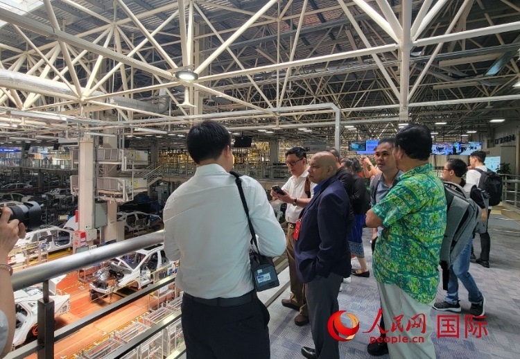 外媒記者在廣汽埃安車間參觀。人民網 寧玉瑛攝