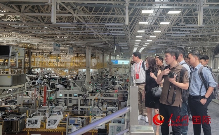外媒記者在廣汽埃安車間參觀。人民網 寧玉瑛攝