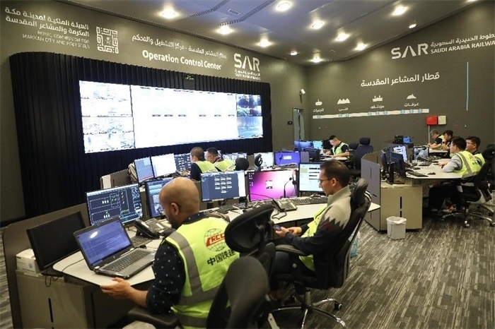 中外工作人員在控制室工作。中國鐵建供圖