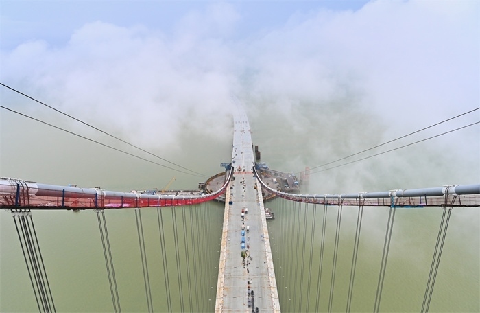 從270米高塔俯瞰深中通道伶仃洋大橋施工現(xiàn)場(chǎng)。（中交集團(tuán)供圖）