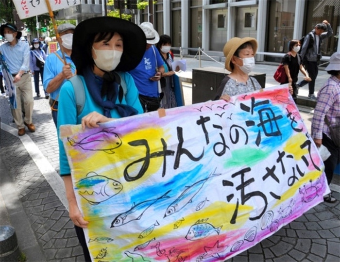 2023年6月20日，日本民眾在福島縣政府周圍舉行抗議活動(dòng)，強(qiáng)烈反對(duì)核污水排海計(jì)劃，呼吁保護(hù)漁業(yè)資源。圖片來源：《朝日新聞》