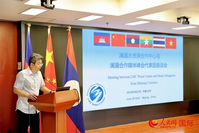 由瀾湄六國(guó)有關(guān)部門(mén)及主流媒體等組成的采訪團(tuán)與中方代表在瀾湄水資源合作中心舉行座談會(huì)。水利部國(guó)際合作與科技司副司長(zhǎng)、一級(jí)巡視員、瀾湄水資源合作聯(lián)合工作組中方組長(zhǎng)李戈發(fā)表講話(huà)。（人民網(wǎng) 李世奇攝）