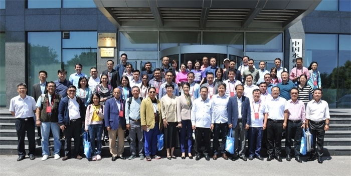 由瀾湄六國(guó)有關(guān)部門(mén)及主流媒體等組成的采訪團(tuán)與中方代表在瀾湄水資源合作中心門(mén)口合影。（瀾湄水資源合作中心供圖）