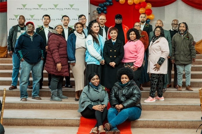 PMG礦業(yè)公司股東和管理團(tuán)隊(duì)和演講嘉賓合影。（圖片來源：廣西大錳南非PMG礦業(yè)有限公司）