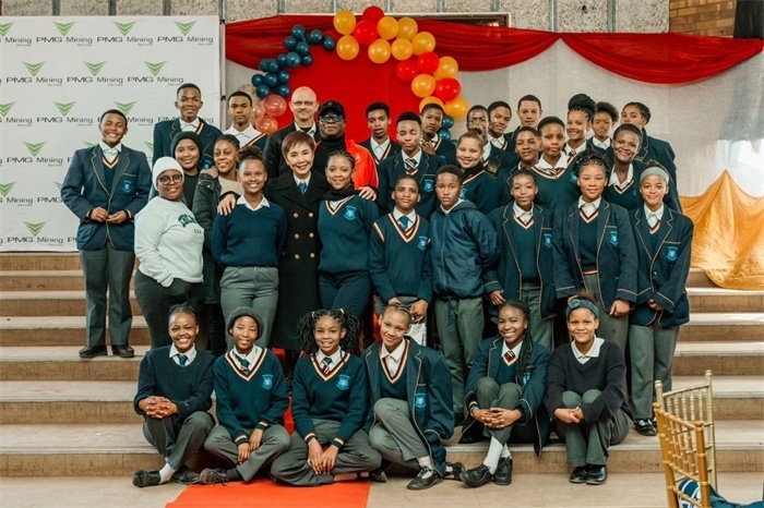Blinkklip高中的學(xué)生們。（圖片來源：廣西大錳南非PMG礦業(yè)有限公司）