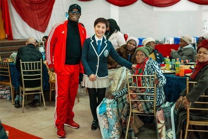 Micheal Mohala中將、黃琳與社區(qū)老人合影。（圖片來源：廣西大錳南非PMG礦業(yè)有限公司）