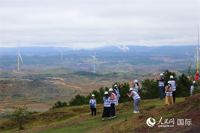 瀾湄記者團(tuán)在富源西風(fēng)電基地拍照“打卡”。（人民網(wǎng) 李發(fā)興攝）