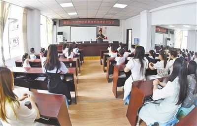  圖②：法院干警向參加活動(dòng)的學(xué)生和家長講解暑假安全教育知識(shí)。