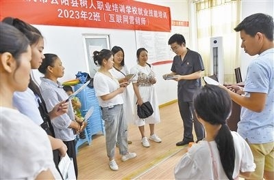  圖③：法院干警現(xiàn)場(chǎng)指導(dǎo)鄉(xiāng)村“代理家長”如何正確管護(hù)留守兒童。