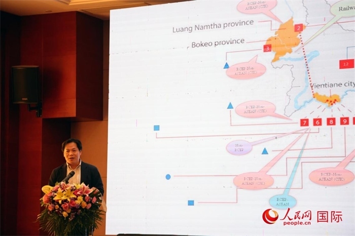 老撾計劃與投資部發(fā)展研究院院長史提羅斯·拉斯福尼在活動現(xiàn)場發(fā)言。人民網(wǎng)記者楊一攝