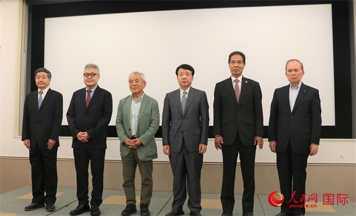 主辦方與嘉賓合影。（人民網(wǎng) 許可攝）