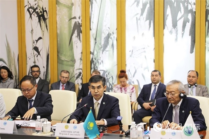 哈薩克斯坦常駐上合組織秘書處代表努爾蘭·阿科什卡羅夫介紹哈薩克斯坦接任輪值主席國后的優(yōu)先工作。人民網(wǎng) 俄布拉依攝