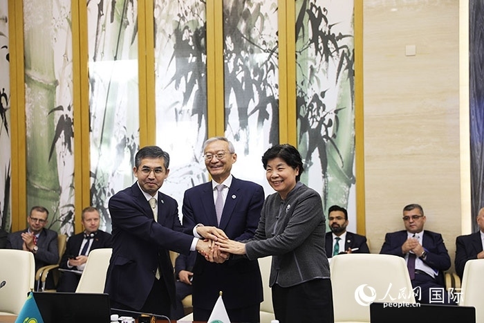 上合組織秘書處、哈駐華使館、上合組織睦鄰友好合作委員會簽署《聯(lián)合行動計劃》。人民網(wǎng) 俄布拉依攝