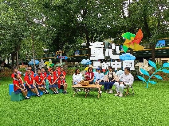 文縣東壩童聲合唱團(tuán)的孩子們?cè)谘胍暣箫L(fēng)車基地錄制節(jié)目。