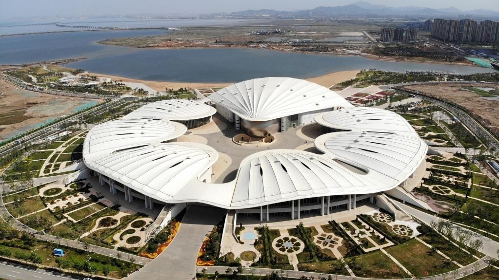 位于中國－上海合作組織地方經(jīng)貿(mào)合作示范區(qū)的青島·上合之珠國際博覽中心。新華社記者 李紫恒 攝