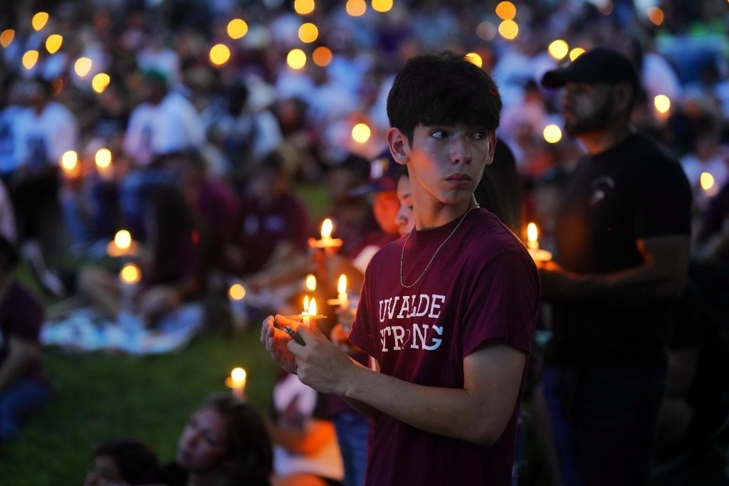 5月24日，在美國(guó)得克薩斯州小城尤瓦爾迪，人們參加守夜儀式悼念校園槍擊遇害者。當(dāng)日是美國(guó)尤瓦爾迪大規(guī)模校園槍擊事件一周年。新華社記者吳曉凌攝