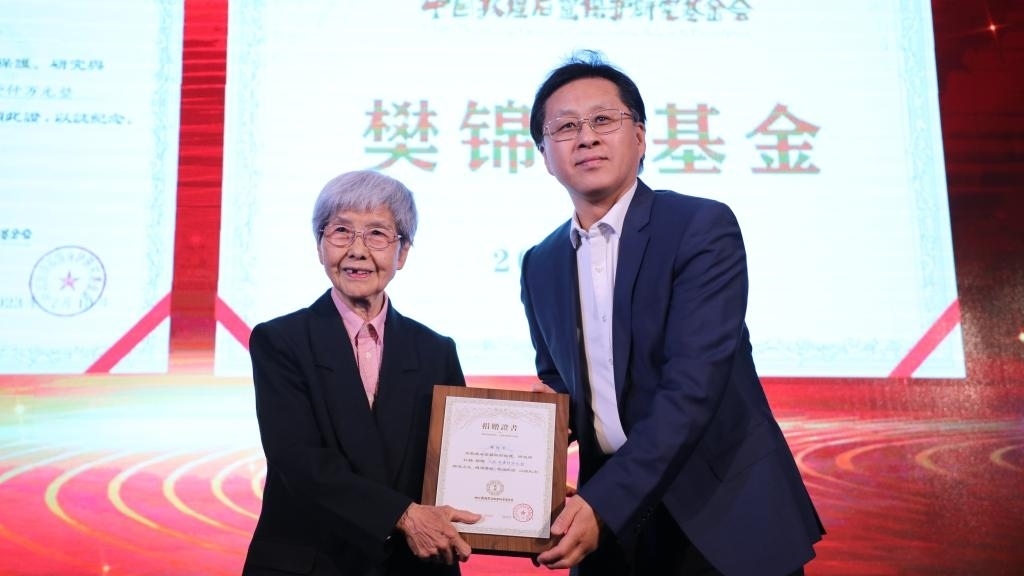 國家文物局黨組成員、副局長解冰（右）為樊錦詩（左）頒發(fā)捐贈證書。新華社記者張睿 攝