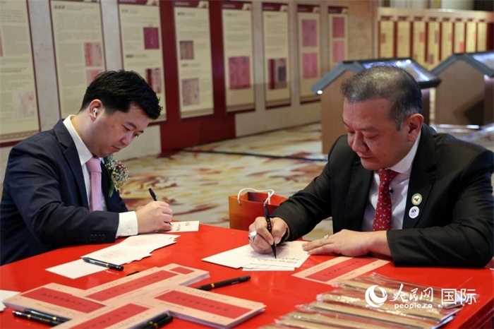 觀眾在展覽現(xiàn)場設(shè)置的體驗(yàn)區(qū)手寫“批信”。人民網(wǎng)記者楊一攝