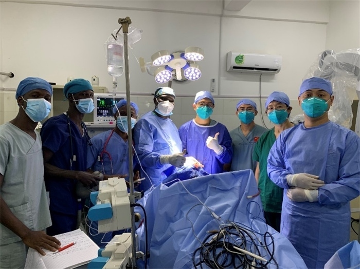 腦膿腫手術成功，全體參與手術的醫(yī)務工作者合影留念。中國第二十九批援幾內亞醫(yī)療隊供圖