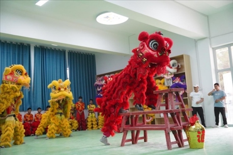 開課儀式現(xiàn)場，疏附縣第一中學(xué)舞獅隊(duì)的醒獅表演。