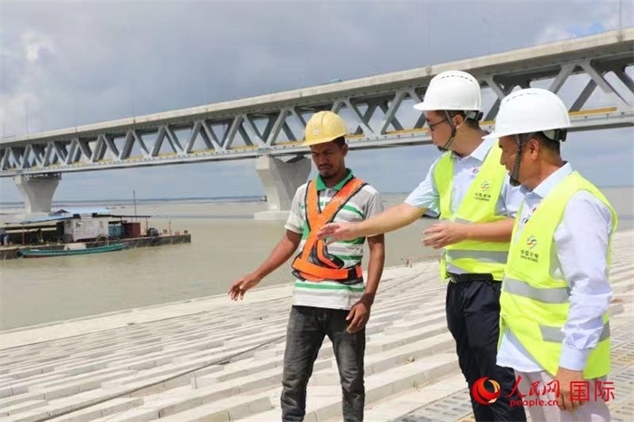 孟加拉國(guó)帕德瑪大橋河道整治工程北岸整治區(qū)域長(zhǎng)1.5千米，南岸長(zhǎng)11.5千米，是目前世界上規(guī)模最大的河道整治工程。人民網(wǎng)記者 孫廣勇攝