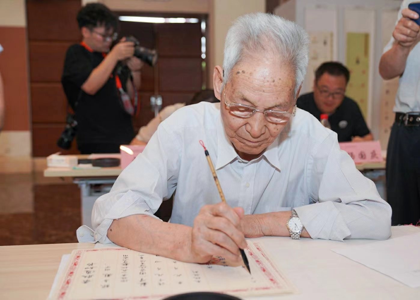 老教授們用毛筆書寫2023級(jí)新生錄取通知書。校方供圖