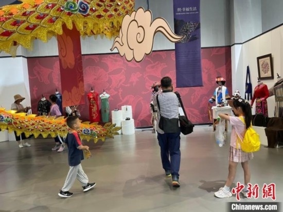 市民參觀展覽。祝歡 攝