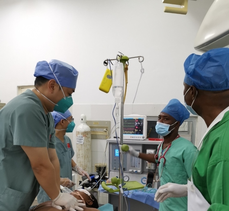 麻醉科李學(xué)斌醫(yī)生和手術(shù)室護(hù)士趙鈺進(jìn)行復(fù)蘇搶救。中國第二十九批援幾內(nèi)亞醫(yī)療隊(duì)供圖