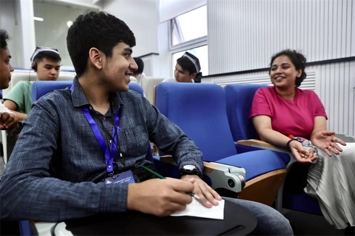 “上合小記者”在中國(guó)傳媒大學(xué)外語(yǔ)學(xué)院采訪留學(xué)生。中新社供圖