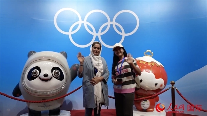 “上合小記者”與2022北京冬奧會(huì)吉祥物合影。實(shí)習(xí)生 方明軒攝