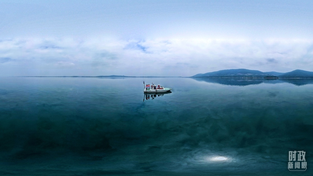 丹江口水庫(kù)，工作人員正在采集水樣。（總臺(tái)國(guó)廣記者李晉拍攝）