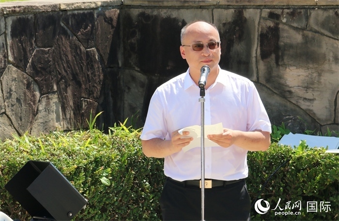 昆明市副市長安恩法在紀念儀式上致辭。人民網(wǎng) 許可攝