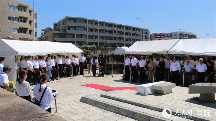 參加紀念活動者全體起立默禱。人民網(wǎng) 許可攝