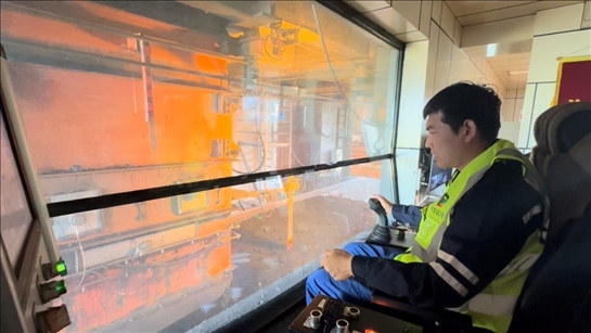 國家電投內(nèi)蒙古公司南露天煤礦裝車站司機石繼立的操縱下，一次性60噸的煤炭穩(wěn)穩(wěn)裝入車廂。人民網(wǎng) 金洪花攝