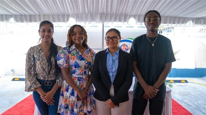 四名獲得中海油獎學金的學生合影。中海油圭亞那有限公司供圖