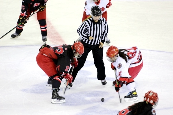 北京隊(duì)球員呂悅(左)與上海隊(duì)球員黃滟爭(zhēng)球。人民網(wǎng)記者 胡雪蓉?cái)z