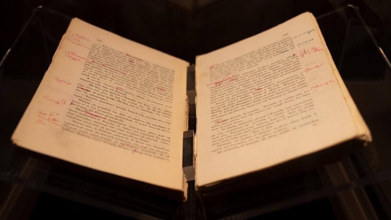 《希臘人左巴》初印后，卡贊扎基斯的修改批注。人民網(wǎng)記者 葛泰佚攝