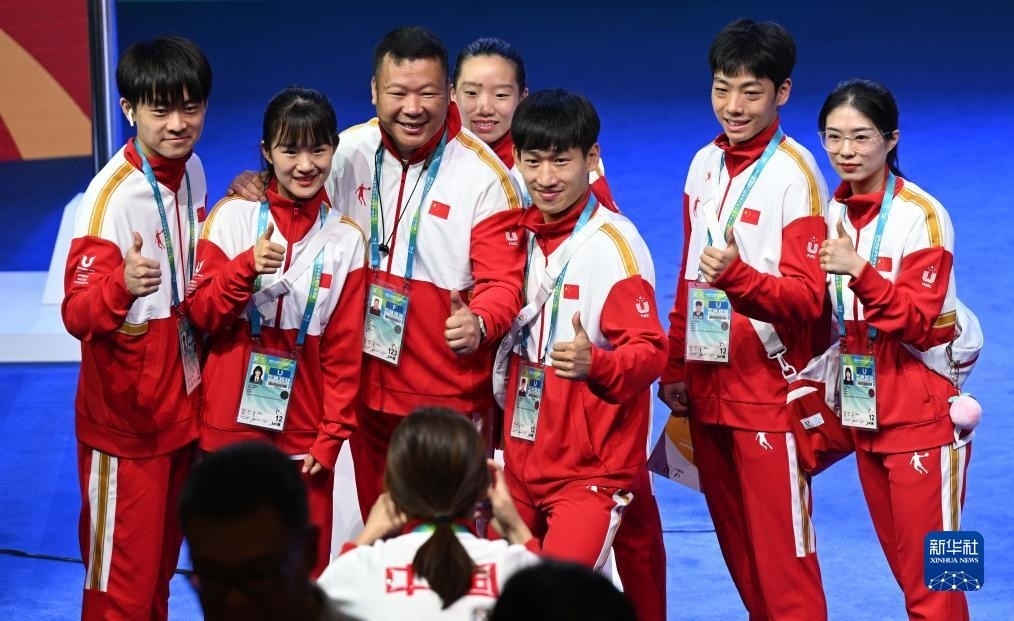 7月22日，中國(guó)代表團(tuán)部分成員在歡迎儀式后合影。新華社記者 王曦 攝