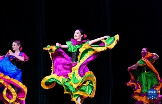 7月21日，哈薩克斯坦薩爾塔納國家舞蹈團(tuán)的演員在演出。