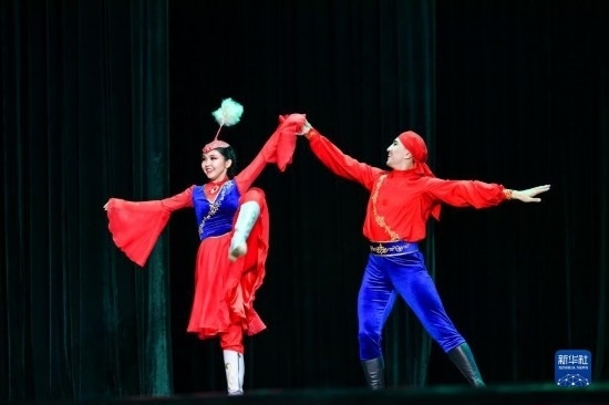 7月21日，哈薩克斯坦薩爾塔納國家舞蹈團(tuán)的演員在演出。