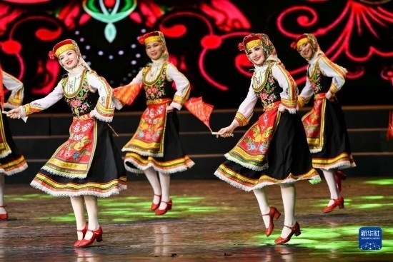 7月21日，哈薩克斯坦薩爾塔納國家舞蹈團(tuán)的演員在演出。
