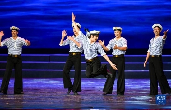 7月21日，哈薩克斯坦薩爾塔納國家舞蹈團(tuán)的演員在演出。